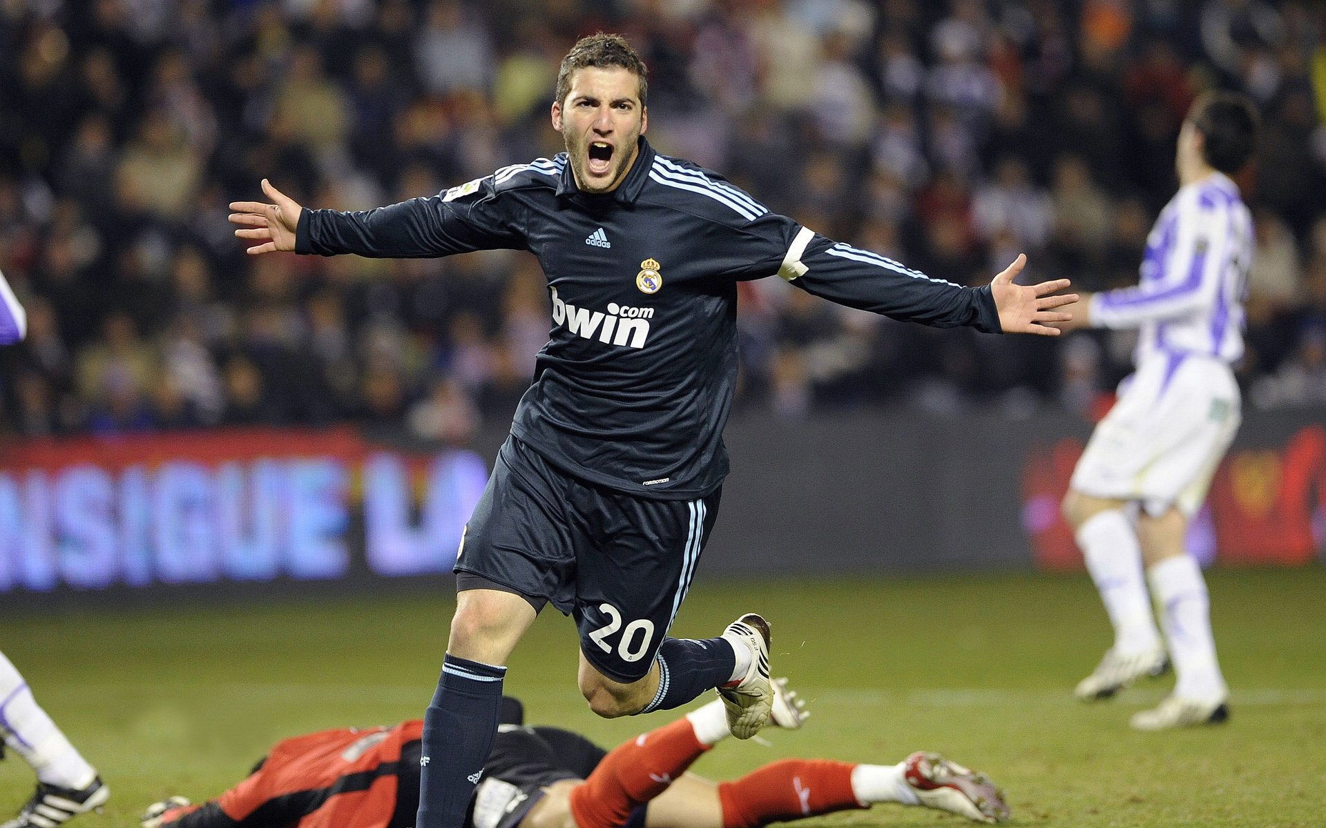 国际帆船赛激战正酣 顶尖选手逐浪争锋