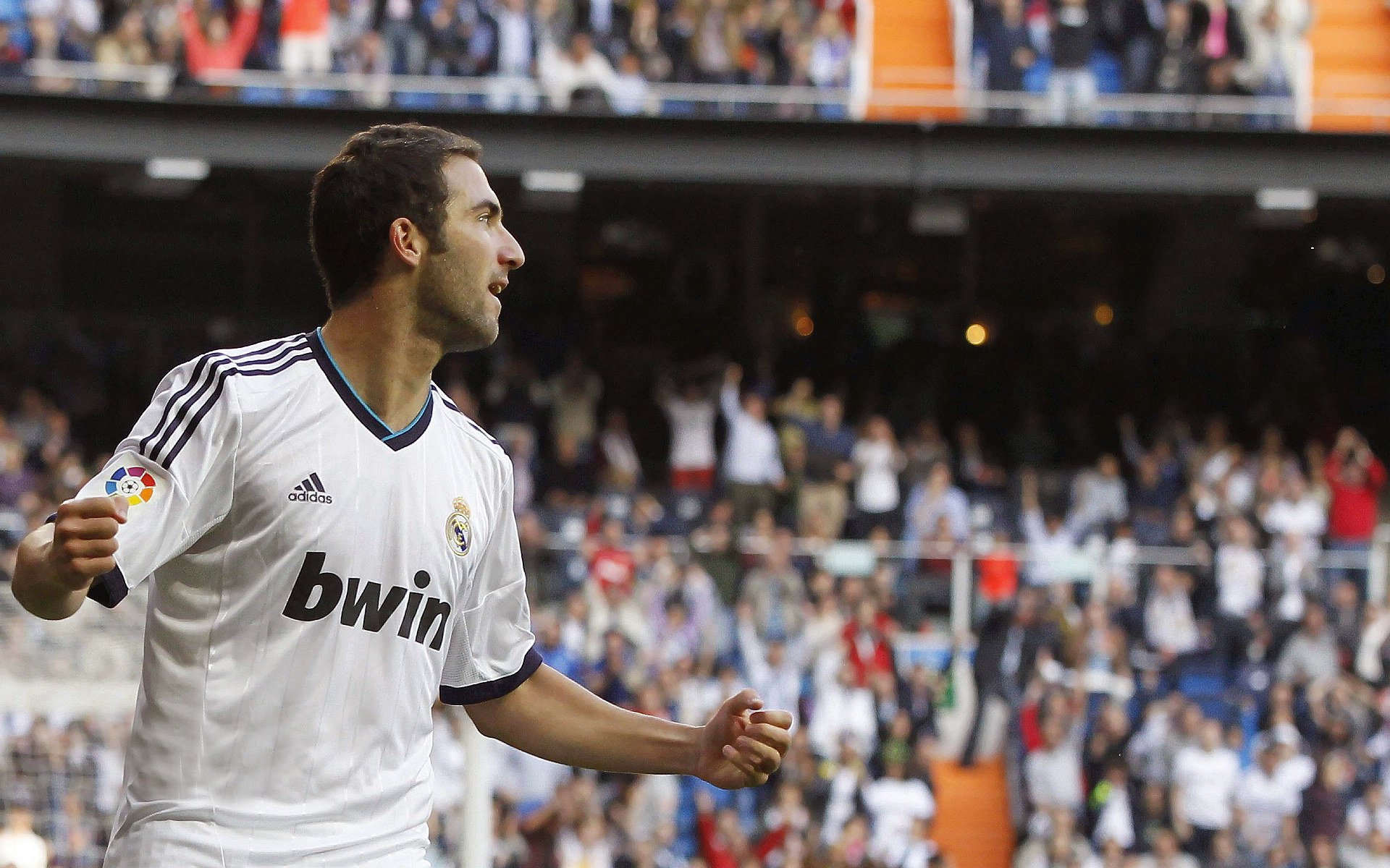 冰球联赛激战正酣，豪门对决引爆球迷热情