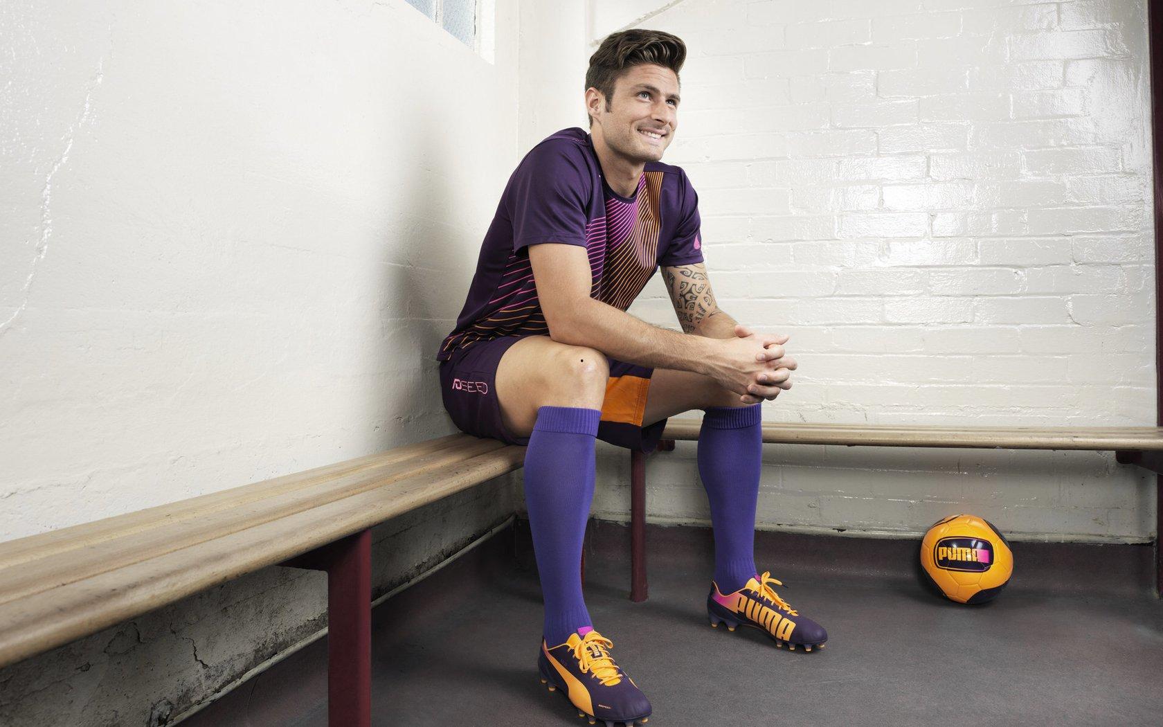 德拉富恩特盛赞勒诺尔芒，他是欧洲足坛顶级中卫的标杆